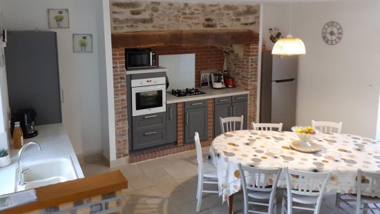 La cuisine comporte 1 gazini&egrave;re 4 feux avec four, 1 frigo avec compartiment cong&eacute;lation, 1 hotte aspirante, 1 po&ecirc;le &agrave; bois ( bois fourni ), 1 bahut, 1 table avec 8 chaises, un micro onde et un lave vaisselle, toute la vaisselle et ustensiles de cuisine pour 8 personnes : cafeti&egrave;re &eacute;lectrique, cocotte minute, service &agrave; raclette, faitout, grille-pain, planche &agrave; repasser avec fer....)&nbsp;
